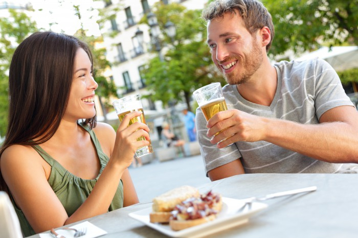 Tête à tête devant une spécialité basque